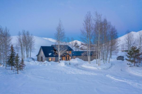 Gorgeous Log Cabin Close to Town with Hot Tub